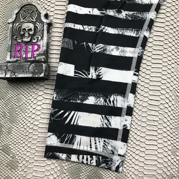 Lululemon wunder under palm striped capris - Picture 2 of 8